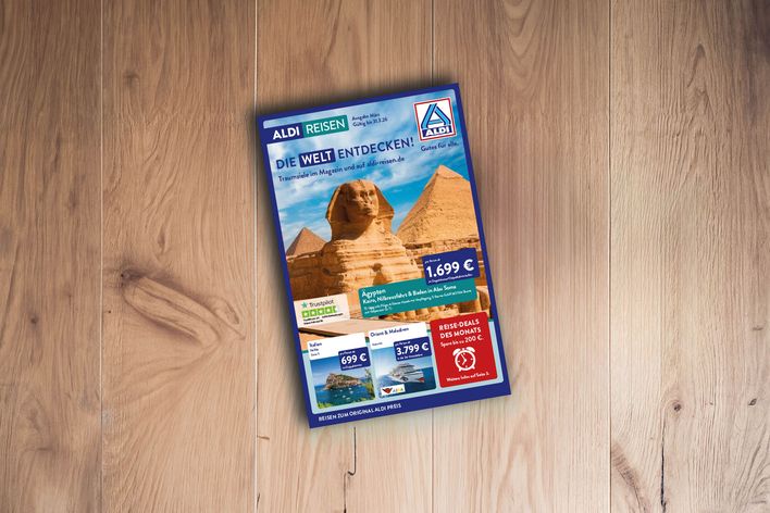 ALDI-Reisemagazin Titelblätter der Ausgabe Nord März 2026 auf Holztisch liegend