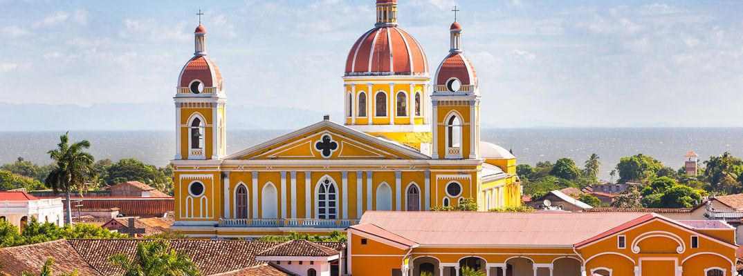 Ausblick auf die Kathedrale und das Meer in der Stadt Granada
