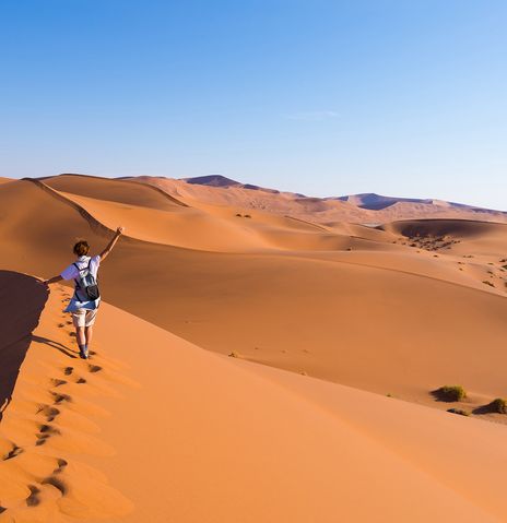 Frau in Wüste im Namib Naukluft Nationalpark