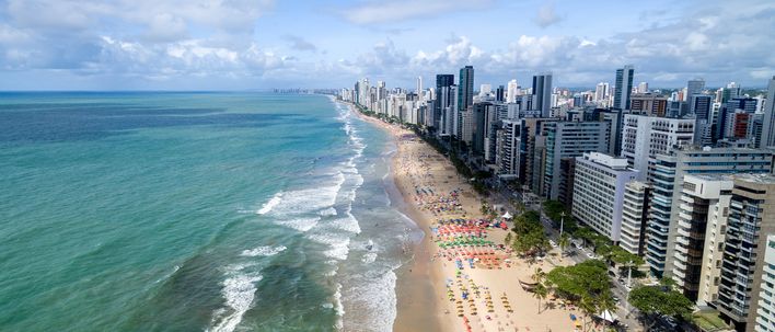 Hochhäuser und Strandpromenade von Recife mit Blick auf den Atlantik