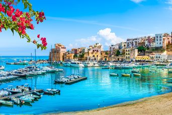 Trapani mit Hafen und Strand