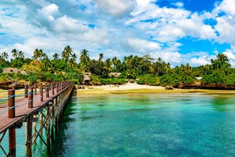 Strand auf Sansibar mit Steg