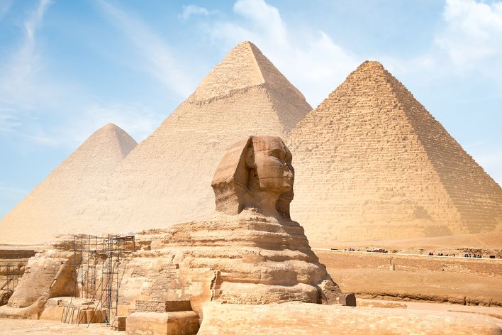 Frau schaut sich die Pyramiden in Gizeh an