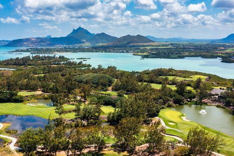 Ausblick auf die Île aux Cerfs vor der Ostküste von Mauritius mit grünem Golfplatz, Lagunen und türkisblauem Meer