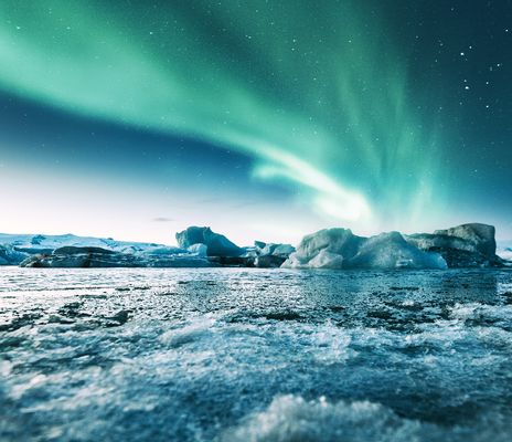 Polarlichter und Eislandschaft in Island