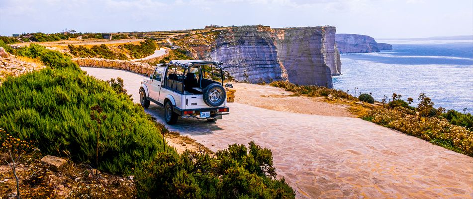 Ein Jeep auf dem Weg zu den Klippen von Ta Cenc auf der Insel Gozo, Malta