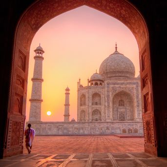 Frau steht beim Sonnenuntergang in einem Torbogen mit Blick auf den Taj Mahal, Indien