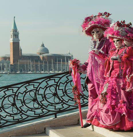 Zwei Personen beim Karneval in Venedig