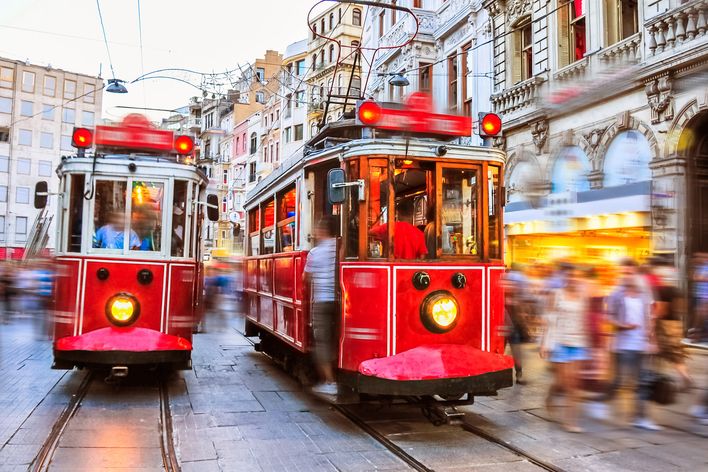 Historische Straßenbahn auf der İstiklal Caddesi in Istanbul