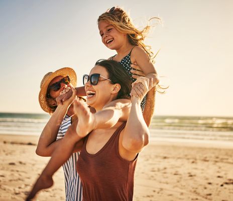 Kind auf den Schultern der Mutter