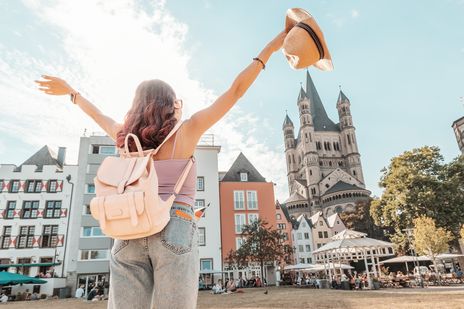 Frau vor Altstadt in Köln