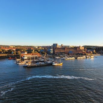 Blick auf den Hafen von Göteborg bei Sonnenuntergang, Schweden