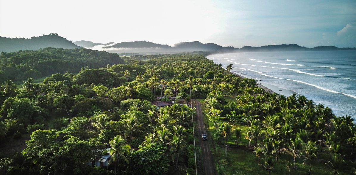 Luftaufnahme der grünen Küstenlandschaft von Costa Rica mit dichtem Regenwald und Meer