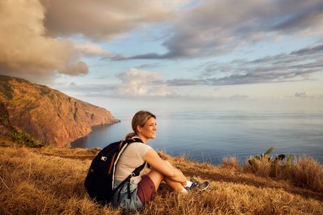 Frau beim Wandern auf Madeira