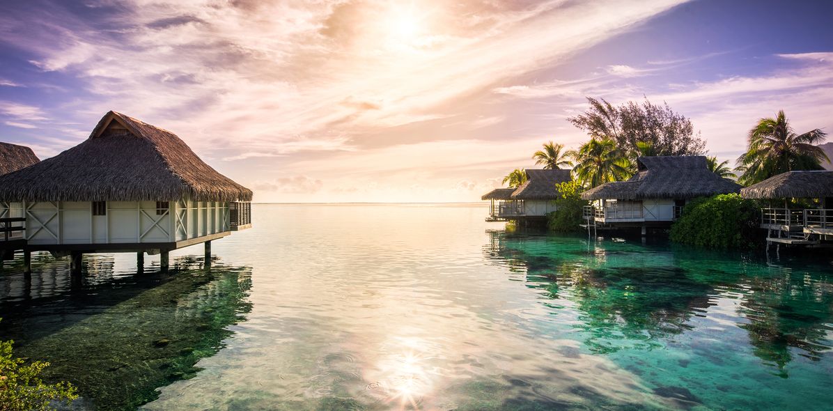 Blick auf Häuser im Meer