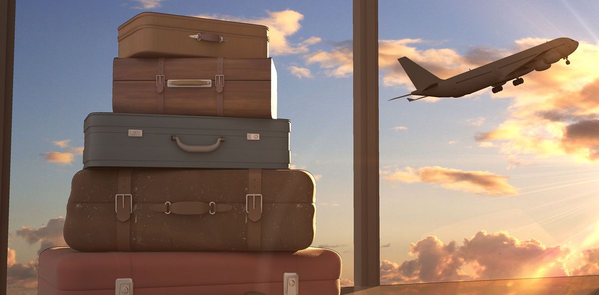 Koffer und Flugzeug am Flughafen
