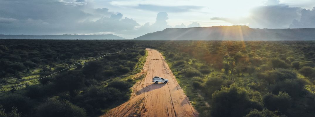 Luftaufnahme des Waterberg-Plateaus mit Straße, grünem Buschland und weiter Landschaft