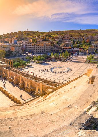 Blick vom römischen Theater aus auf die Stadt Amman in Jordanien