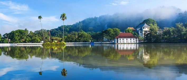 Blick auf den Kandy-See und den Zahntempel Dalada Maligawa im Herzen der Stadt Kandy, Sri Lanka
