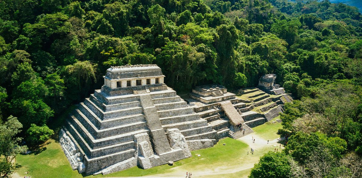 Maya Ruinen von Palenque umgeben von dichtem Regenwald in Chiapas