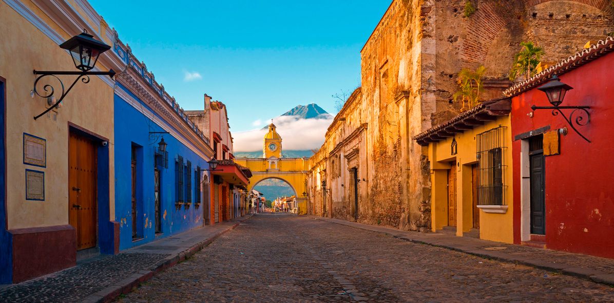  Arco de Santa Catalina in Antigua, Guatemala, mit dem Vulkan Agua im Hintergrund