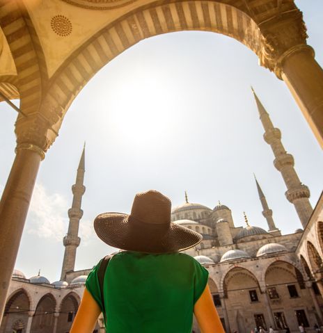 Frau blickt auf Hagia Sophia