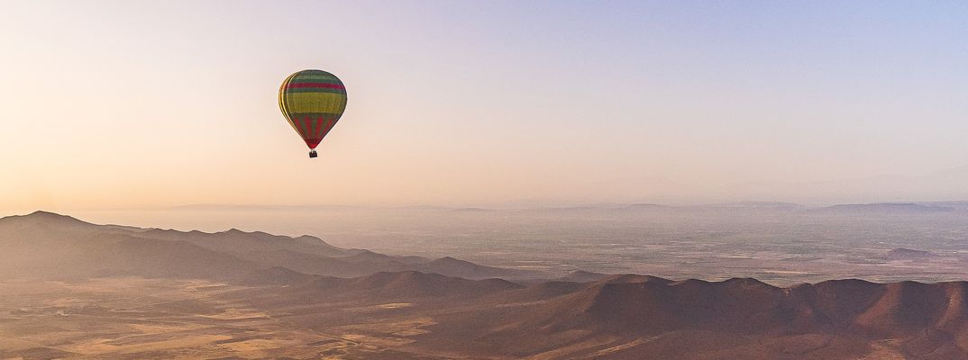 Blick auf einen Heißluftballon in Marokko