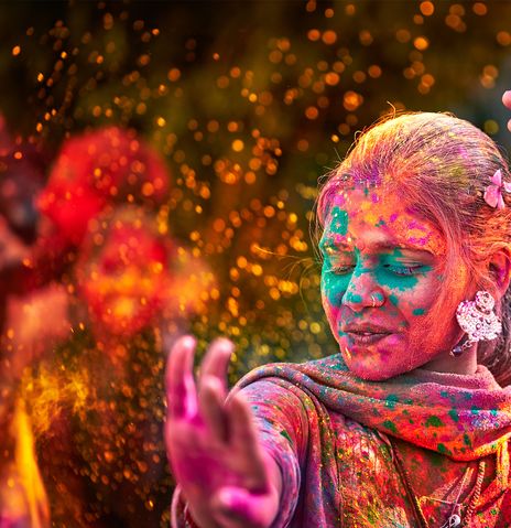 Eine Frau tanzt zum Holi Fest in Indien