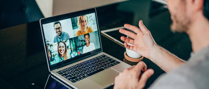 Aufnahme eines jungen Mannes, der ein Webinar ausführt