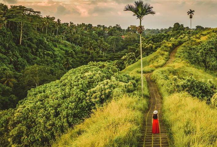 Frau unterwegs auf Bali