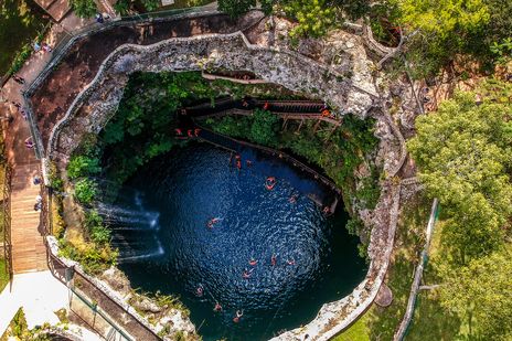 Cenote nahe Cancún mit klarem Wasser und dichter Vegetation