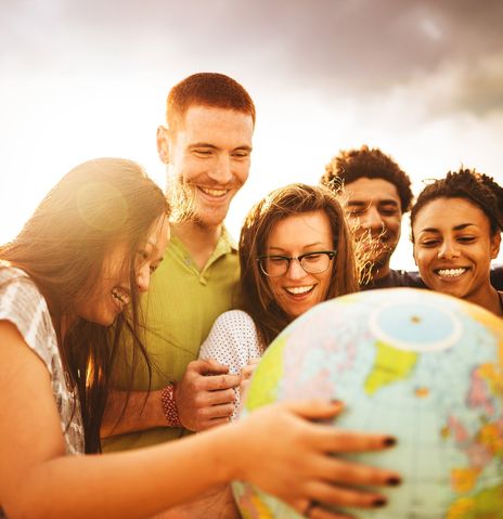 Gruppe schaut sich zusammen einen Globus an