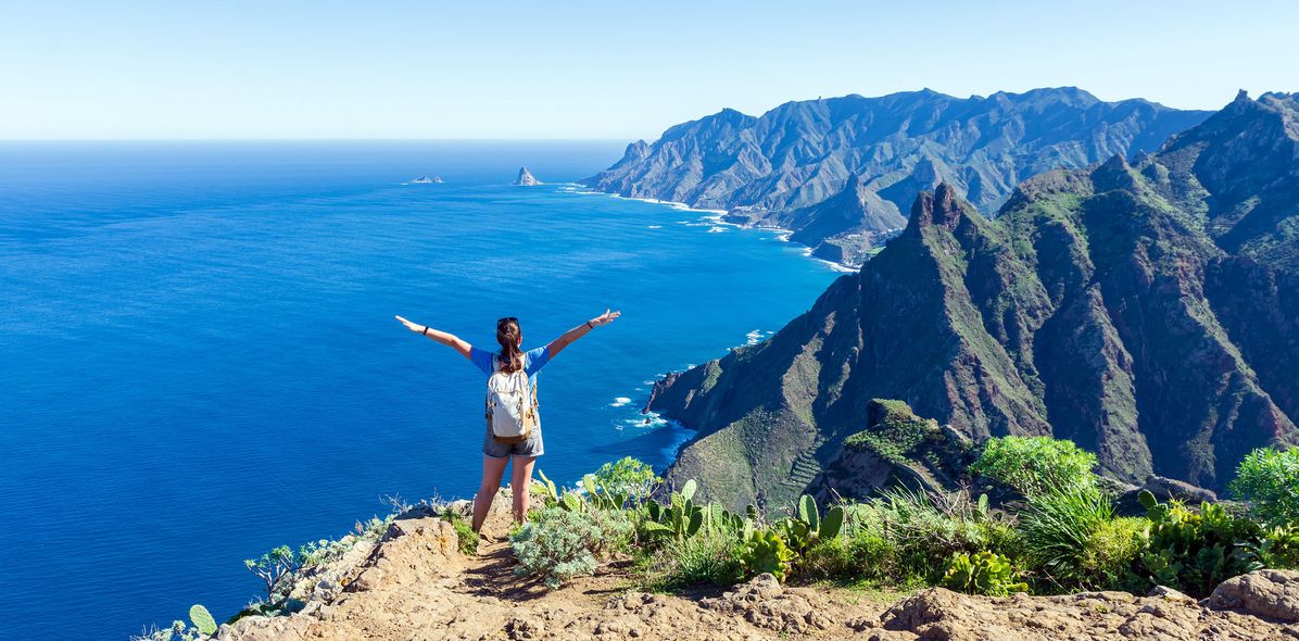 Frau auf Felsen auf Teneriffa