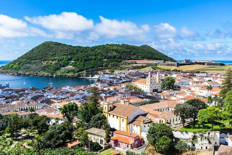 Blick auf Stadt auf Terceira