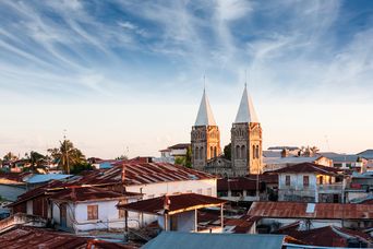 Blick auf Stone Town mit Kirche