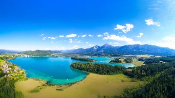Luftaufnahme vom türkisblauen Faaker See in Kärnten mit Blick auf den Mittagskogel