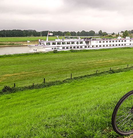 Fahrrad vor Flusskreuzfahrtschiff