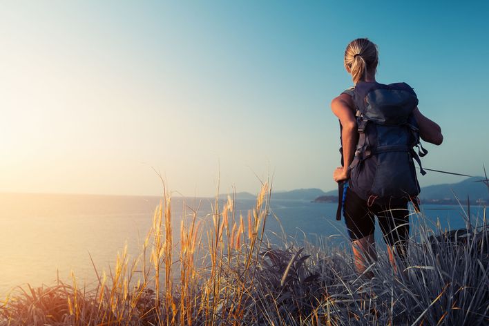 Wanderin schaut aufs Meer