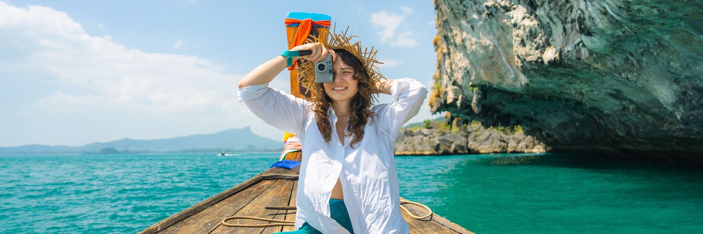 Frau auf Boot in Thailand