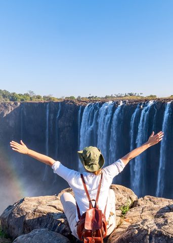 Frau bei den Wasserfällen in Simbabwe