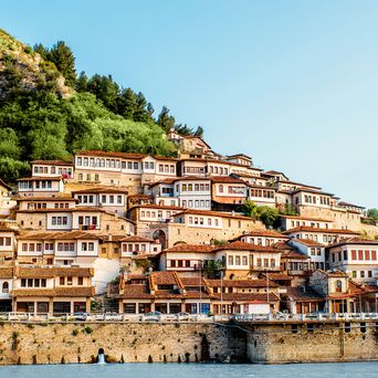 Historischer Altstadt von Berat in Albanien, eine UNESCO-Weltkulturerbestätte mit charakteristischen Häusern und Kirchen