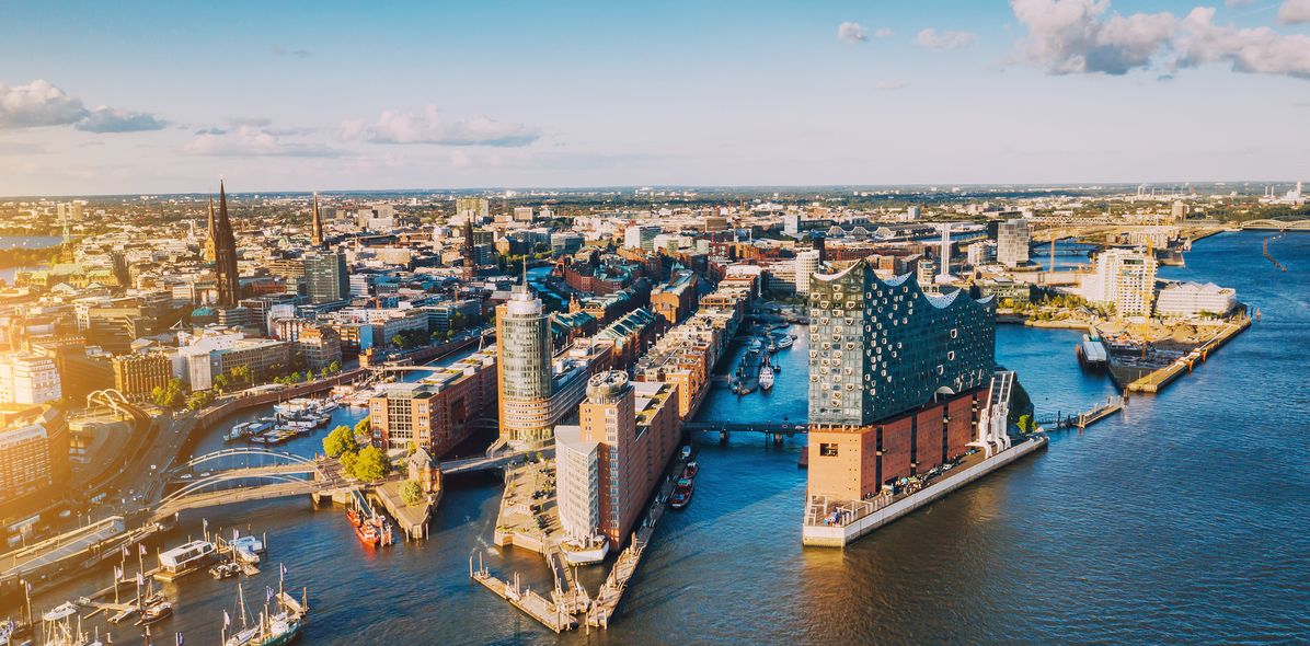 Blick auf den Hamburger Hafen mit der Elbphilharmonie