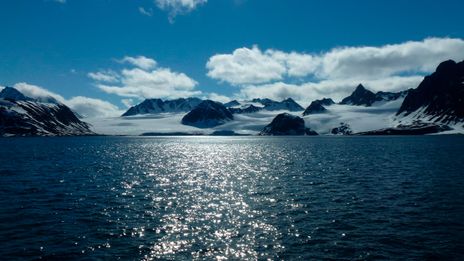 See in Spitzbergen mit Eisbergen