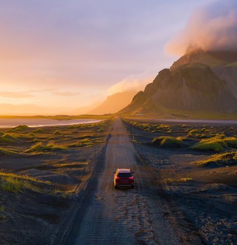 Auto fährt durch Island