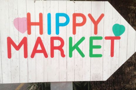 Hippy Market Schild auf Ibiza