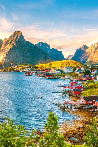 Blick auf bunte Häuser auf den Lofoten Inseln 