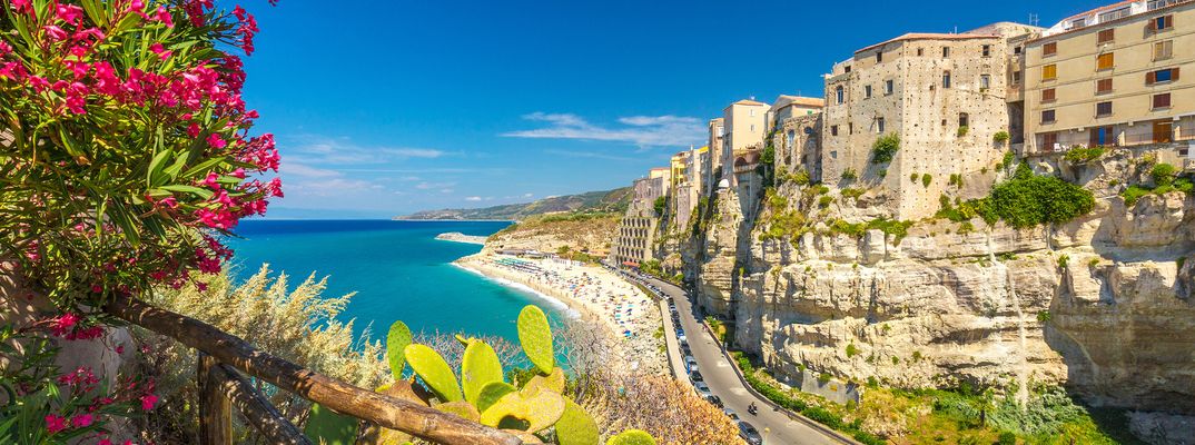 Aussicht auf Tropeas Felskloster und den darunterliegenden Sandstrand