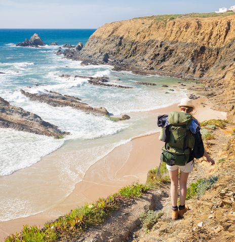 Frau beim Wandern an der Algarve