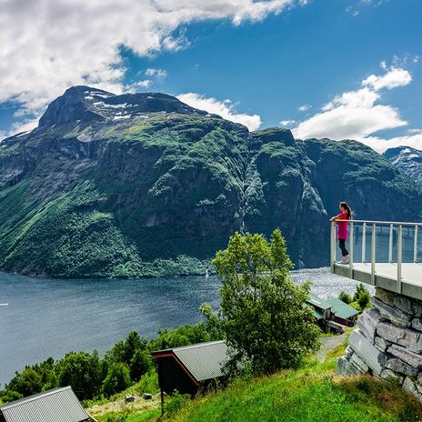 Frau am Geirangerfjord