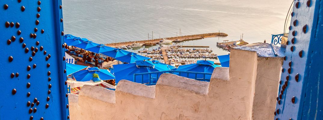 Blick von Sidi Bou Said auf das Mittelmeer in Tunesien